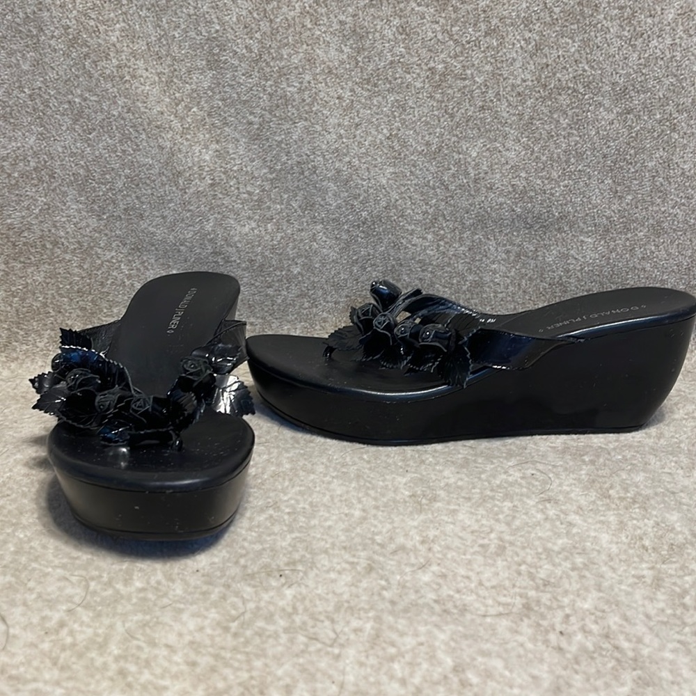Donald J Pliner Black Wedge Floral Slide on thong Sandal. Size 8. Color Black